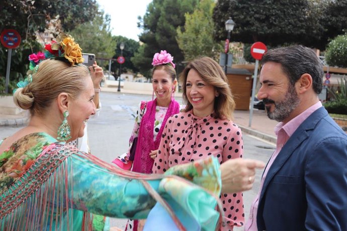 La presidenta del PP de Málaga, Patricia Navarro, ha acudido a un encuentro a favor de Cáritas en la caseta popular de la feria de Fuengirola.