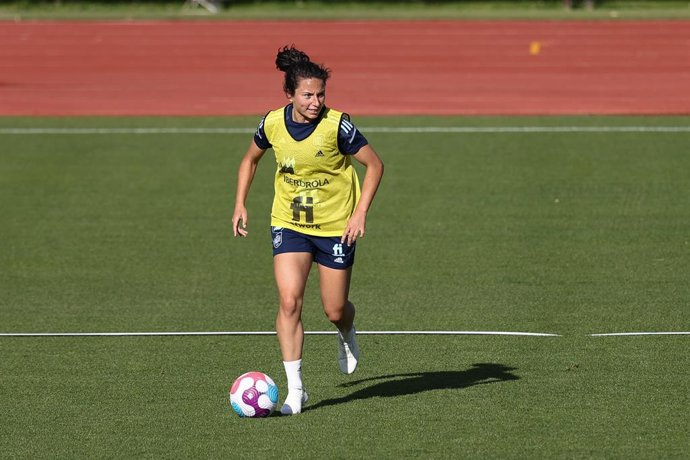 Archivo - Ivana Andres in action during the training session of Spain Women Team at Ciudad del Futbol on June 22, 2022, in Las Rozas, Madrid, Spain.