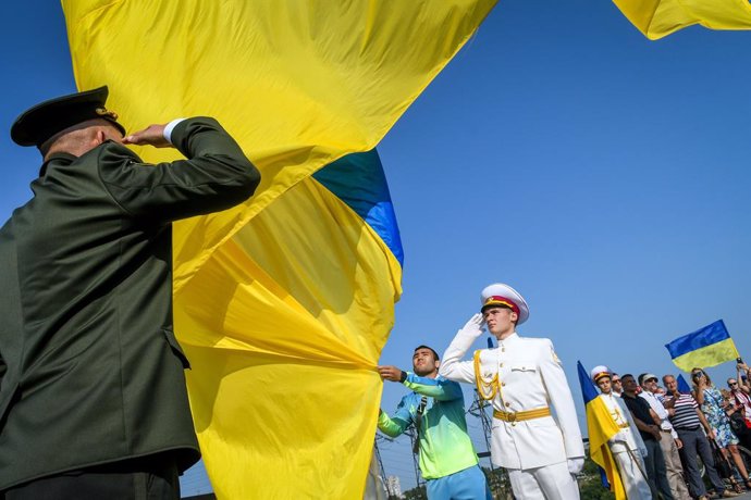 Archivo - 23 August 2021, Ukraine, Khortytsia: Ukrainian servicemen raise the Ukrainian flag on Khortytsia Island on the occasion of the Day of the National Flag. Photo: -/Ukrinform/dpa