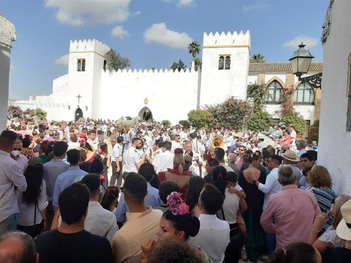 Cientos de personas se congregan con ocasión de la romería de Torrijos.