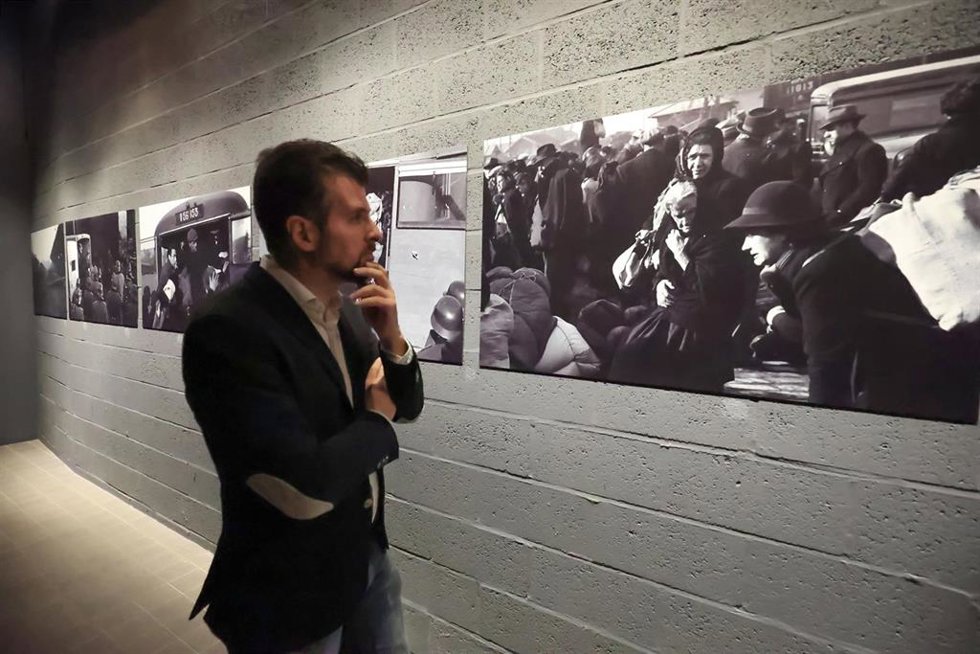 El secretario general del PSOECyL, Luis Tudanca, en el Centro de Interpretación de la Memoria Histórica de Lieja (Bélgica).