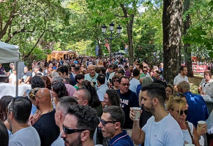 Público en la feria de la tapa Extregusta, que se ha celebrado este fin de semana en Cáceres