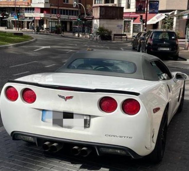 Vehículo deportivo que conducía el varón al que se denunció por varias infracciones.