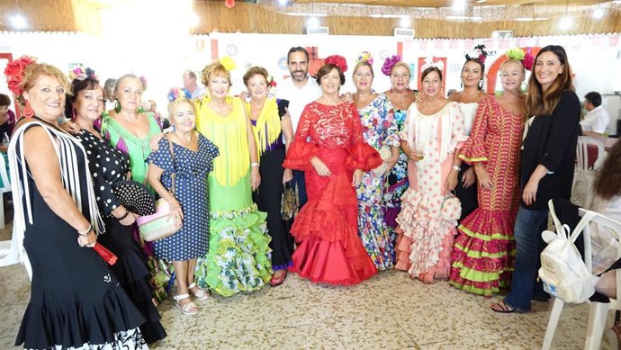 Daniel Pérez ha acudido a la feria de Fuengirola para apoyar a la candidata socialista, Carmen Segura.