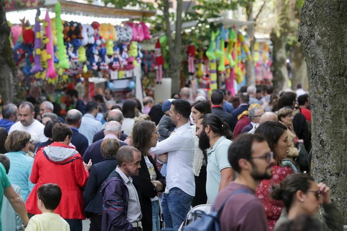 Numerosas persoas visitan a feira durante a celebración do Domingo das Mozas durante as Festas de San Froilán, a 9 de outubro de 2022, en Lugo, Galicia, (España). 