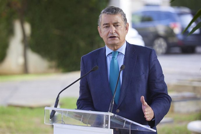 Antonio Sanz, atiende a los medios antes de la reunión con más de 30 empresarios de la Confederación de Empresarios de Cádiz..