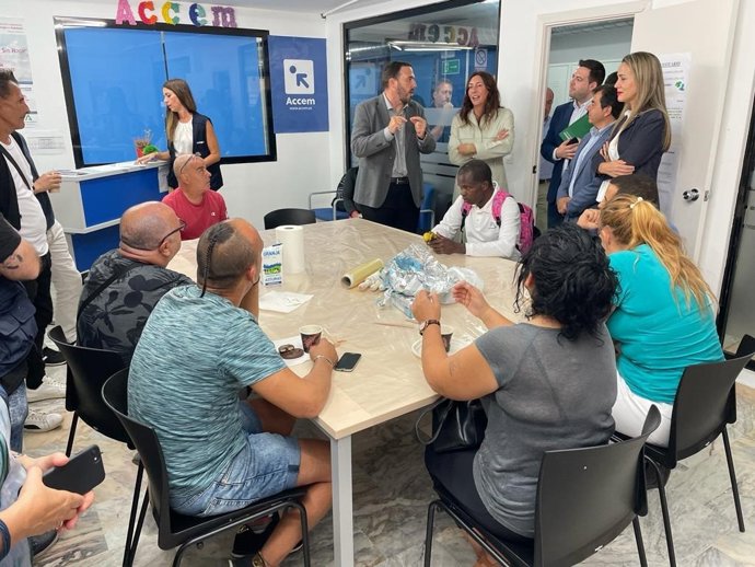 La consejera de Inclusión Social, Juventud, Familias e Igualdad, Loles López, en su visita a ACCEM.