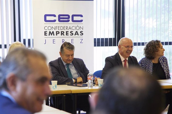 Antonio Sanz preside la reunión con mas de 30 empresarios de la Confederación de Empresarios de Cádiz.