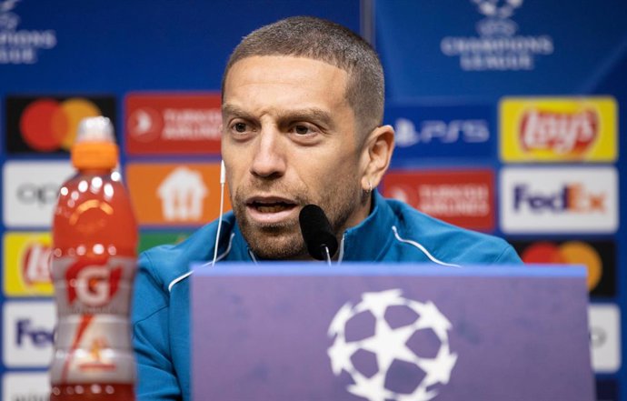 10 October 2022, North Rhine-Westphalia, Dortmund: Sevilla's Alejandro Gomez speaks during the team's press conference ahead of Tuesday's UEFAChampions League Group Gsoccer match against Borussia Dortmund. Photo: Marco Steinbrenner/dpa
