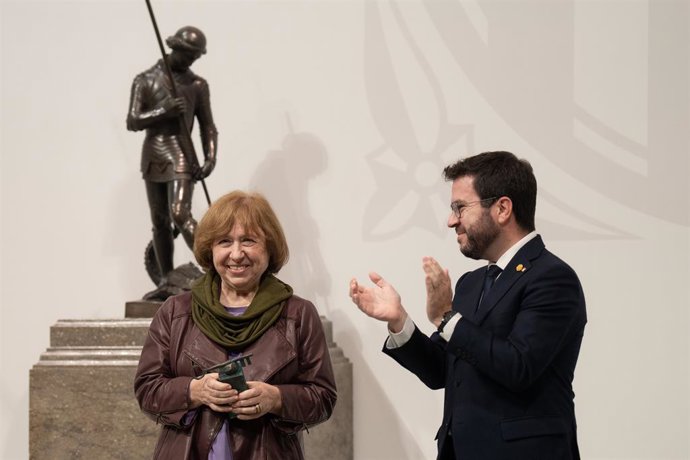 El president de la Generalitat, Pere Aragons, en l'entrega del XXXIV Premi Internacional Catalunya a l'escriptora bielorusa Svetlana Aleksiévitx