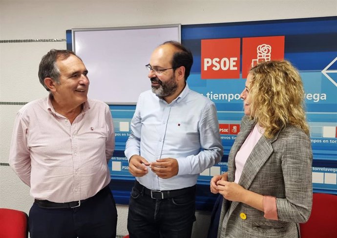 José Luis Urraca (en el centro), nuevo portavoz del PSOE de Torrelavega, junto al anterior, José Manuel Cruz Viadero