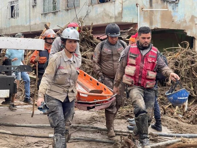 Equipos de rescate tras la riada que ha arrasado la localidad de Las Tejerías, en Aragua, Venezuela