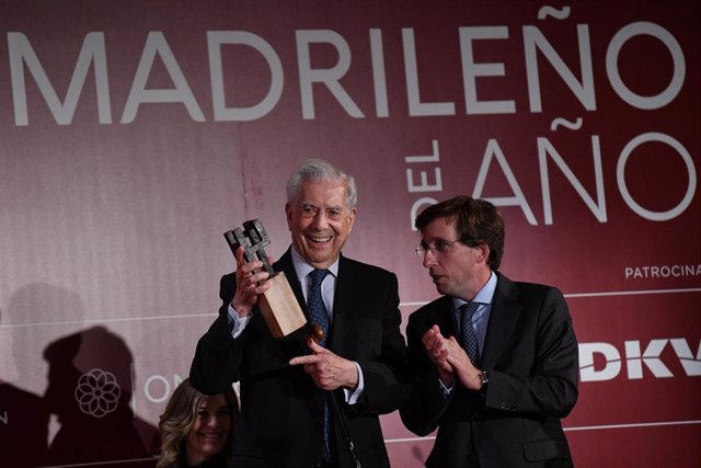 El escritor y Premio Nobel de Literatura, Mario Vargas Llosa (i), recibe el premio de Madrileño del Año 2022 de manos de el alcalde de Madrid, José Luis Martínez-Almeida, en el Teatro Real