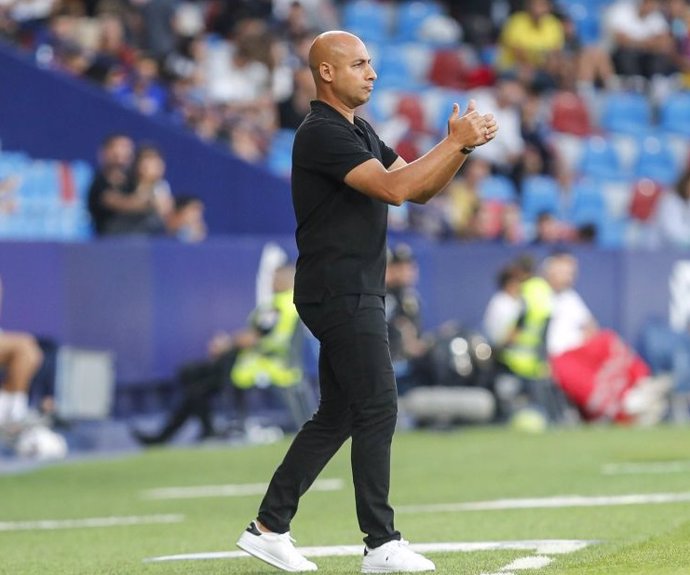 Mehdi Nafti da instrucciones durante un partido del Levante UD