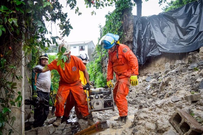 Labores de rescate tras el paso del huracán 'Julia' en El Salvador