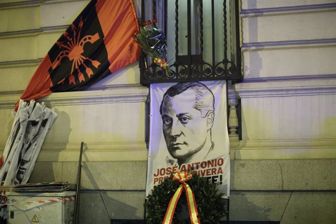 Archivo - Un retrato de José Antonio Primo de Rivera durante una manifestación por el aniversario de su muerte