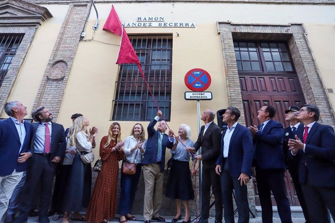 El Ayuntamiento de Sevilla rotula la calle Ramón Fernández Becerra y dedica un paseo a Concha Sáinz