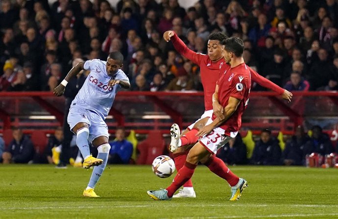 10 October 2022, United Kingdom, Nottingham: Aston Villa's Ashley Young scores his side's first goal during the English Premier League soccer match between Nottingham Forest and Aston Villa at City Ground. Photo: Tim Goode/PA Wire/dpa