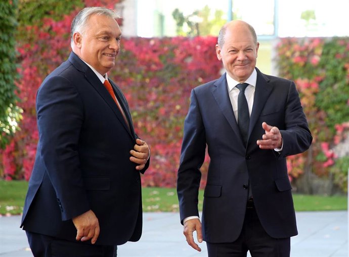 El canciller alemán, Olaf Scholz, recibe a Viktor Orban, primer ministro húngaro, en Berlín.