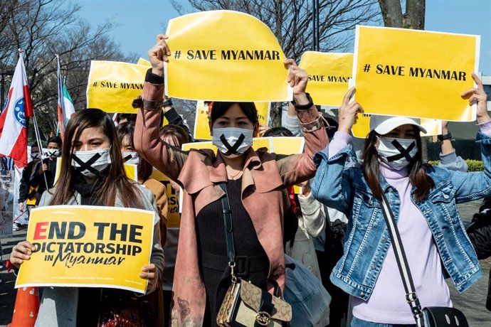 Archivo -  Los manifestantes sostienen pancartas durante una manifestación contra el golpe de estado militar que depuso a Myanmar