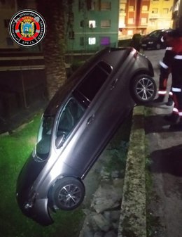Un coche queda colgado de un muro en la calle Salamanca