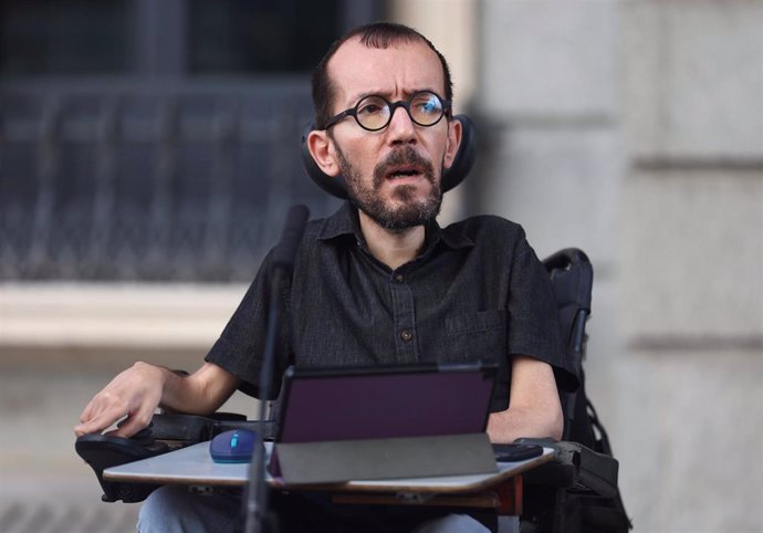 El portavoz de Unidas Podemos, Pablo Echenique, ofrece declaraciones a los medios durante una sesión plenaria, en el Congreso de los Diputados, a 22 de septiembre de 2022, en Madrid (España).