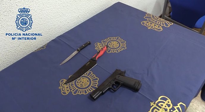 Archivo - Detenidos 'in fraganti' dos hombres tras cometer un atraco con una pistola simulada y dos cuchillos