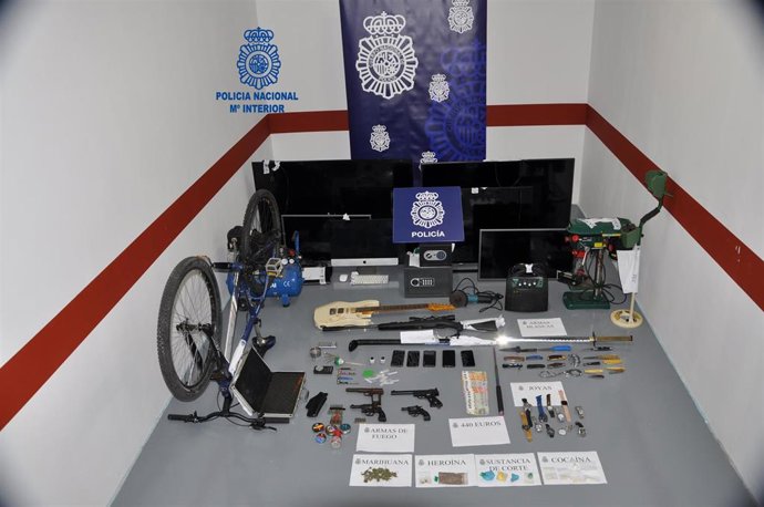 Droga, armas, diñeiro e outros efectos incautados na desarticulación dun 'punto negro' de venda de drogas en Ribeira (A Coruña).