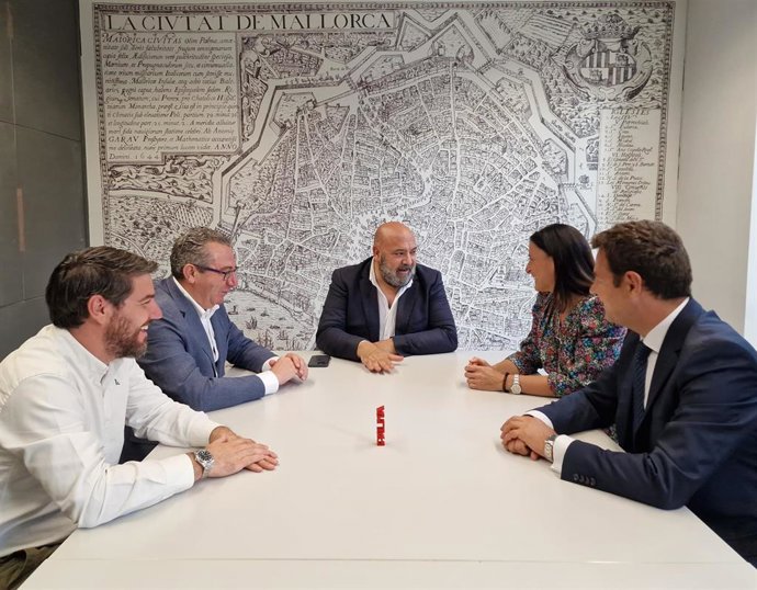 El presidente del PP de Palma, Jaime Martínez, se reúne con los alcaldes de Santander, Benidorm y Las Rozas, todos ellos del PP, para hablar sobre movilidad sostenible y transformación digital.