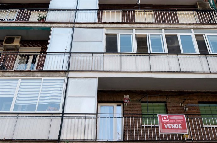 Archivo - Cartel de venta en un edificio de la capital, a 27 de octubre de 2021, en Madrid, (España).