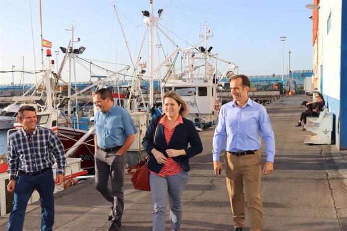 Archivo - Imagen de archivo de una visita de la consejera de Agricultura, Ganadería y Pesca del Gobierno de Canarias, Alicia Vanoostende, a la Cofradía de Pescadores de Los Cristianos