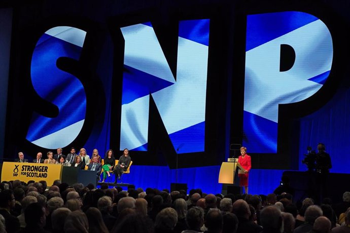 Nicola Sturgeon habla ante miembros de su partido, el SNP