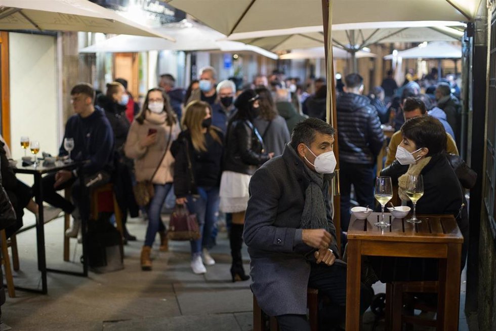 Archivo - Ciudadanos en la terraza de un bar de Lugo a 12 de diciembre de 2020. La ciudad de Lugo, junto a Pontevedra, ha optado por relajar las restricciones en la hostelería impuestas por la pandemia de coronavirus aunque aún no se ha reabierto la mov