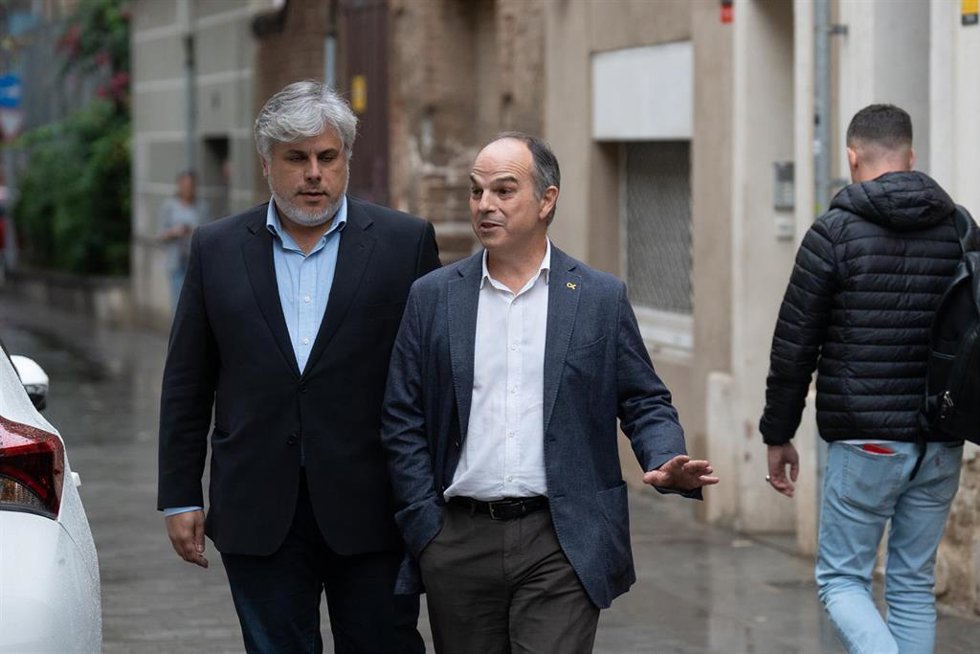 El líder del partido en el Parlament, Albert Batet (i) y el secretario general de Junts, Jordi Turull (d), antes de que termine la votación de Junts, en las puertas de la sede de la formación, a 7 de octubre de 2022, en Barcelona, Catalunya (España). De