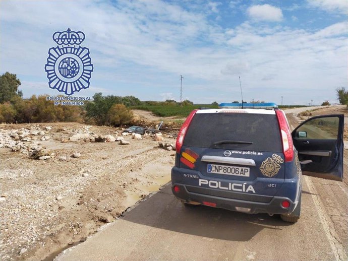 Patrullero de la Policía Nacional que logró rescatar con graves síntomas de hipotermia a dos de las tres personas que fueron arrastradas por la tromba de agua en Écija.