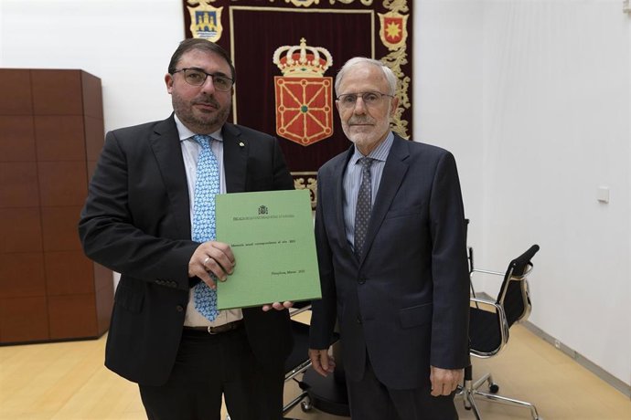 El presidente del Parlamento foral, Unai Hualde, recibe en su despacho oficial a José Antonio Sánchez Sanchez-Villarés, fiscal superior de Navarra.