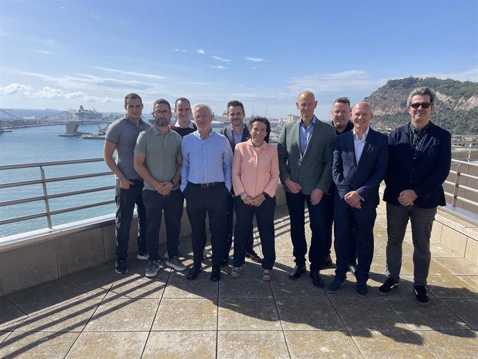 Los equipos del Puerto de Barcelona y PowerCon reunidos en el Puerto de Barcelona