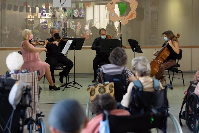 Archivo - La Sinfónica de Tenerife ofrece una actuación en el marco del programa 'Música Abierta'