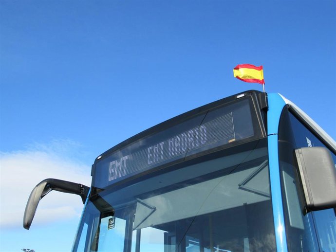 Bandera española en un autobús de la EMT en Madrid