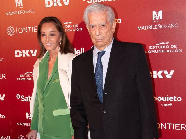 Isabel Preysler y Mario Vargas Llosa en la entrega del premio 'Madrileño del año' al peruano