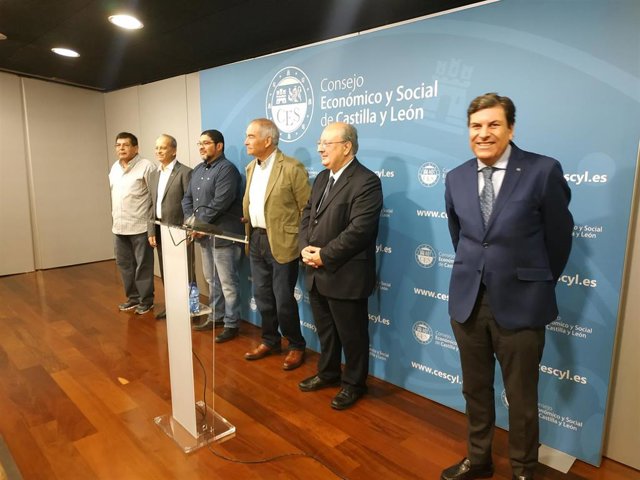 De derecha a izquierda, Carlos Fernández Carriedo, Enrique Cabero, Evelio Angulo y sindicalistas iberoamericano en su visita al CES CyL.