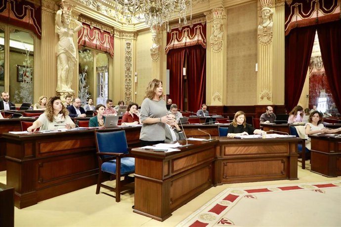 La presidenta del Govern, Francina Armengol, en el pleno del Parlament de este martes.