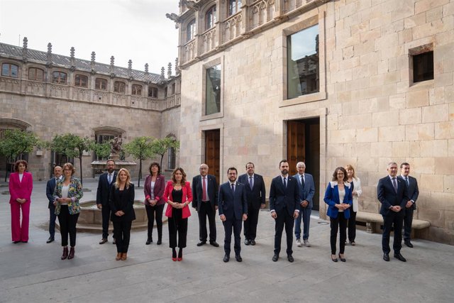 El president de la Generalitat, Pere Aragonès, amb el nou Govern al Pati dels Tarongers 
