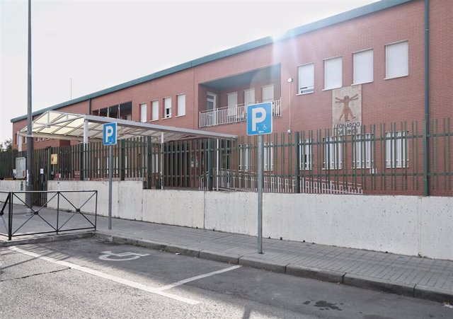 Plaza de aparcamiento para personas con discapacidad en la entrada de un Colegio de Educación Infantil y Primaria  (CEIP)