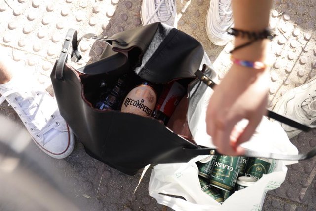 Archivo - Un estudiante guarda en una mochila varias bebidas tras finalizar las pruebas de la EvAU, a 9 de junio de 2022