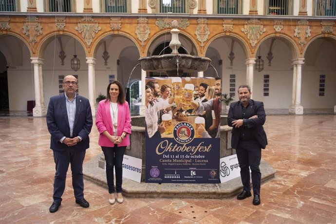 La delegada de Turismo de la Diputación de Córdoba, Inmaculada Silas, en la presentación del 'Oktoberfest de Paulaner' que se celebra en Lucena.