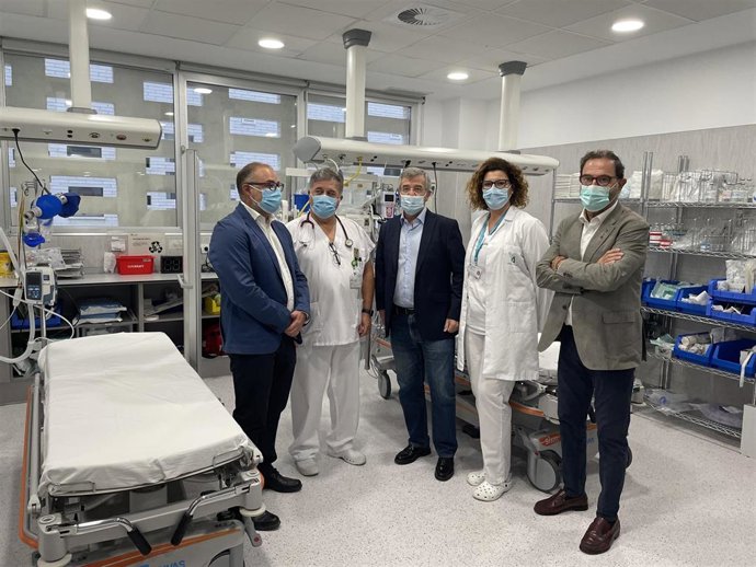 El delegado territorial de Salud y Consumo, Carlos Bautista y el director gerente del Hospital Costa del Sol y centros adscritos, Antonio Cansino, han visitado junto con el alcalde de Estepona, José María García Urbano, las Urgencias del HAR de Estepona.