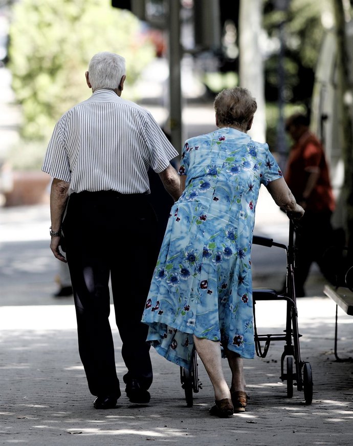 Archivo - Una pareja de pensionistas paseando
