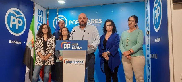 El presidente del PP de la provincia de Badajoz, Manuel Naharro, en rueda de prensa en Badajoz acompañados de miembros del partido en Tentudía y Sierra Suroeste