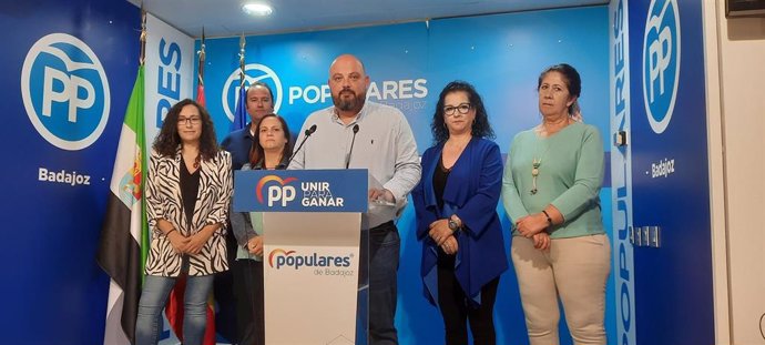 El presidente del PP de la provincia de Badajoz, Manuel Naharro, en rueda de prensa en Badajoz acompañados de miembros del partido en Tentudía y Sierra Suroeste